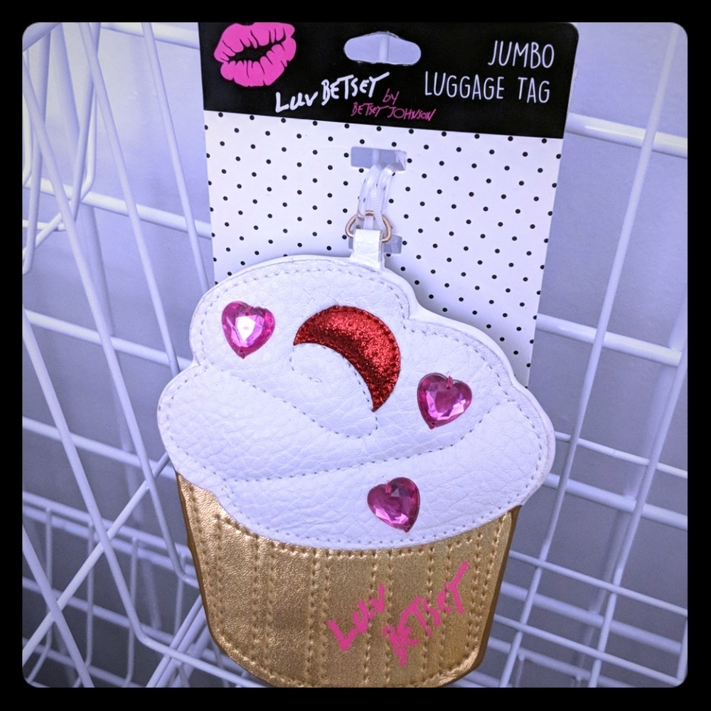 Betsey Johnson white gold cupcake luggage tag